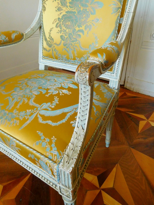 Pluvinet : mobilier de salon 4 pièces d'époque Louis XVI, damas de soie jaune - estampillé